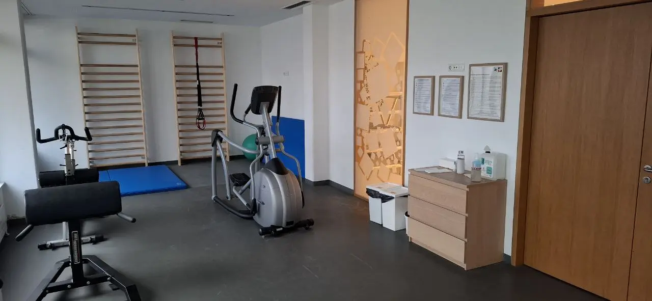 The gym in my dormitory was minimalist...
